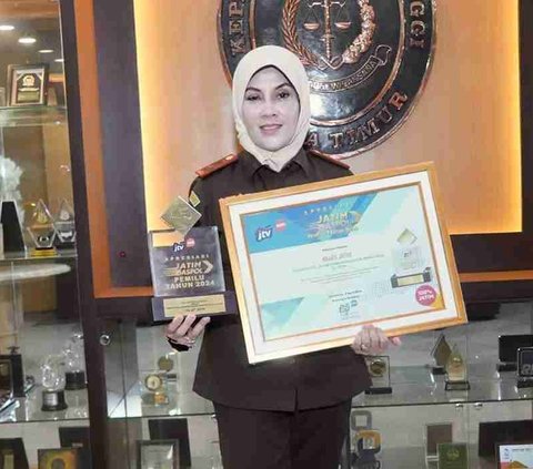 Kajati Jatim, Dr. Mia Amiati, SH.MH. CMA, terpilih sebagai penerima penghargaan Apresiasi Jatim Gaspol Pemilu Tahun 2024