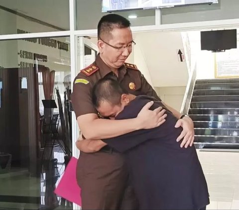 Tersangka Densi bebas setelah perkaranya dihentikan berdasar keadilan restoratif.