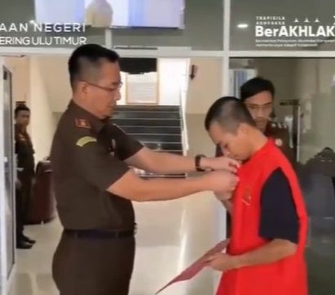Meringkuk dalam dekapan Jaksa, pria berkaus hitam itu menangis. Bukan karena takut dituntut pidana, dia berlinang air mata bahagia karena penuntutan kasusnya dihentikan berdasarkan keadilan restoratif.