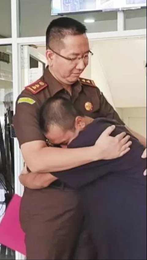 Tersangka Densi bebas setelah perkaranya dihentikan berdasar keadilan restoratif.