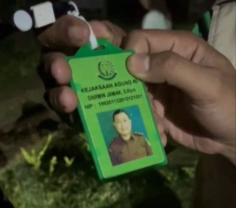 Tim intelijen Kejaksaan Tinggi Nusa Tenggara Barat (Kejati NTB) mengamankan satu pegawai Kejaksaan RI yang bertugas di Kejaksaan Agung, berinisial DW, Selasa 7 Mei 2024.