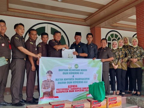 Kajari Ogan Komering Ulu Salurkan Bantuan Pokok ke Korban Banjir