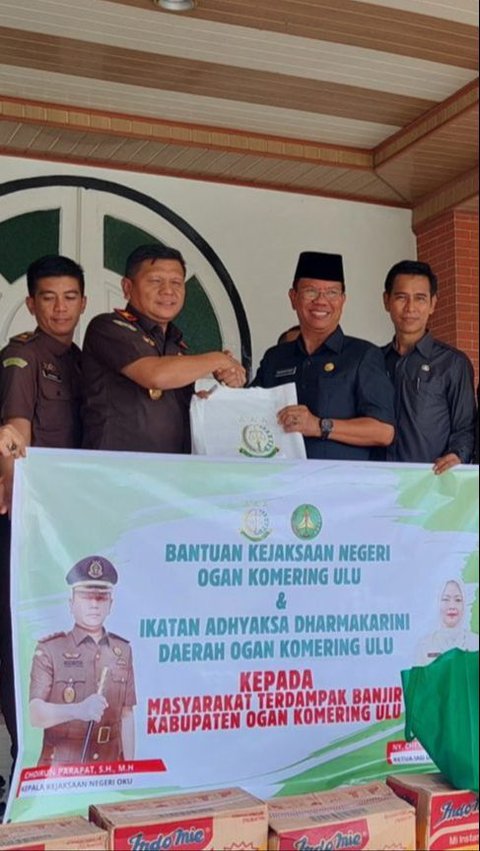 Kajari Ogan Komering Ulu Salurkan Bantuan Pokok ke Korban Banjir