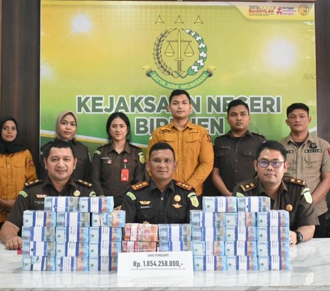 Kejaksaan Negeri Bireuen, Aceh, melakukan eksekusi terhadap pembayaran uang pengganti perkara Tindak Pidana Korupsi senilai Rp1.854.258.000. Eksekusi tersebut dilakukan di Ruang Rapat Kajari Bireuen, Rabu 22 Mei 2024.