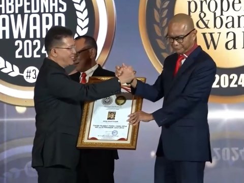 Jaksa Agung Muda Intelijen (JAM-Intelijen), Prof. Dr. Reda Manthovani, mendapat penghargaan Duo Award (Indonesia Property & Bank Award XVIII/Indonesia MyHome Award VII) 2024 sebagai Tokoh Pejabat Peduli Dana Desa melalui Program Jaga Desa.