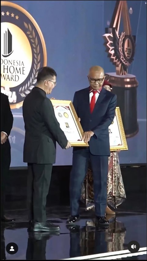 Jaksa Agung Muda Intelijen (JAM-Intelijen), Prof. Dr. Reda Manthovani, mendapat penghargaan Duo Award (Indonesia Property & Bank Award XVIII/Indonesia MyHome Award VII) 2024 sebagai Tokoh Pejabat Peduli Dana Desa melalui Program Jaga Desa.