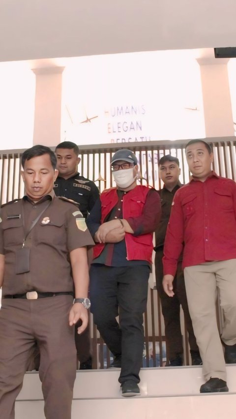 Tim Jaksa Penuntut Umum Kejaksaan Negeri Samosir menahan WS, tersangka perkara dugaan korupsi dalam izin membuka tanah untuk permukiman dan pertanian dalam kawasan hutan di Desa Partungko Naginjang, Kecamatan harian, Rabu 8 Mei 2024. Penahanan dilakukan setelah Tim JPU menerima tersangka dan barang bukti (Tahap II).