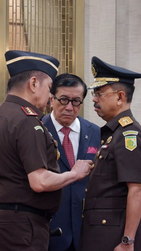 Jaksa Agung mengucapkan selamat kepada pejabat yang dilantik.