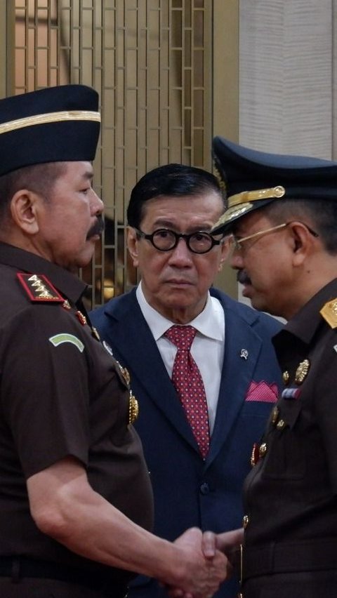 Jaksa Agung mengucapkan selamat kepada pejabat yang dilantik.