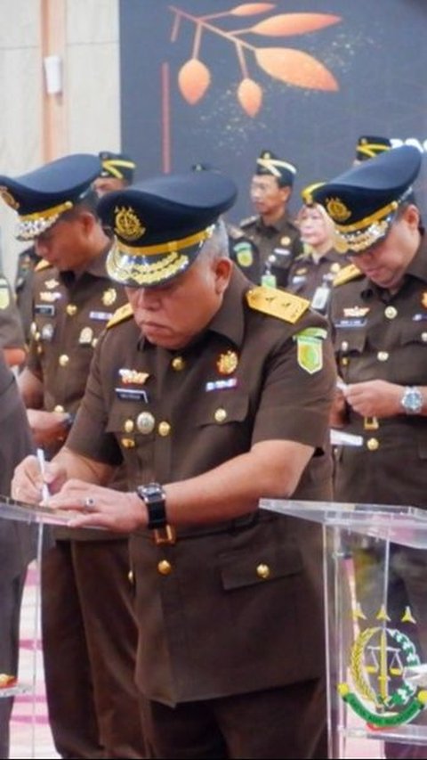 Jaksa Agung mengucapkan selamat kepada pejabat yang dilantik.