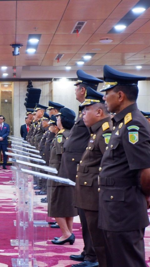 Jaksa Agung mengucapkan selamat kepada pejabat yang dilantik.