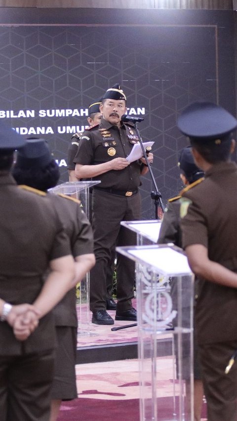Jaksa Agung mengucapkan selamat kepada pejabat yang dilantik.