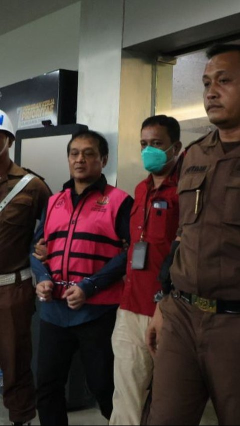 Tim Penyidik pada Direktorat Penyidikan Jaksa Agung Muda Bidang Tindak Pidana Khusus (JAM PIDSUS) telah memeriksa dua saksi perkara dugaan tindak pidana korupsi pada kegiatan importasi gula PT Sumber Mutiara Indah Perdana (SMIP) tahun 2020 sampai dengan 2023, Rabu 15 Mei 2024. Satu di antaranya ditetapkan sebagai tersangka.“Berdasarkan pemeriksaan tersebut, Tim Penyidik kembali menetapkan satu tersangka yaitu RR selaku Kepala Kantor Wilayah (Kanwil) Bea Cukai Riau periode 2019 sampai dengan 2021,” kata Kepala Pusat Penerangan Hukum Kejaksaan Agung, Ketut Sumedana.• Pada September 2019, tersangka RR selaku Kepala Kanwil Bea Cukai Riau periode 2019 sampai dengan 2021 secara melawan hukum telah menyalahgunakan kewenangannya dengan mencabut Keputusan Pembekuan Izin Kawasan Berikat PT SMIP setelah menerima sejumlah uang dari tersangka RD, dengan dalih untuk memberikan PT SMIP melakukan pengolahan bahan baku yang ada di Kawasan Berikat