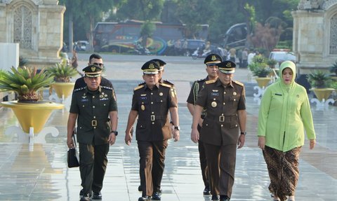 Wakil Jaksa Agung Feri Wibisono memimpin upacara ziarah dan tabur bunga di Taman Makam Pahlawan Kalibata.