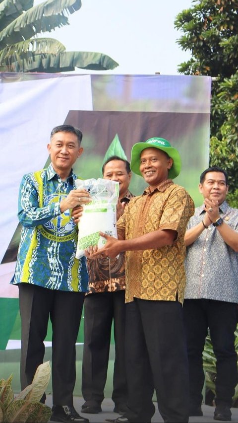 Plt Kajati Daerah Khusus Jakarta menyerahkan bantuan bibit dan pupuk dalam rangka pendampingan hukum program ketahanan pangan di Jakarta, Jumat, 13 September 2024
