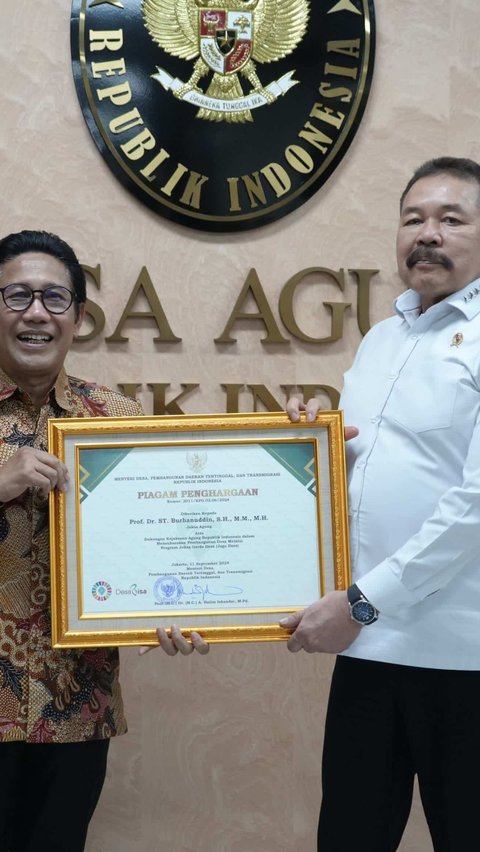 Jaksa Agung ST Burhanuddin menerima piagam penghargaan dari Kementerian Desa, Pembangunan Daerah Tertinggal, dan Transmigrasi (Kemendes PDTT) atas Dukungan Kejaksaan Agung RI dalam Mensukseskan Pembangunan Desa Melalui Program Jaksa Garda Desa (Jaga Desa).