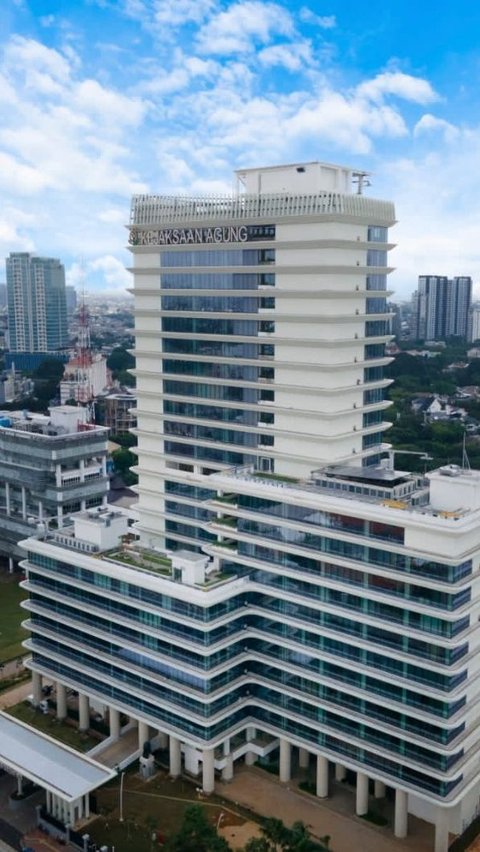Jajak pendapat yang dilakukan lembaga survei Indikator Politik menunjukkan tingkat kepercayaan publik kepada Kejaksaan sangat tinggi. Korps Adhyaksa menempati posisi ke tiga sebagai institusi di Indonesia yang paling dipercaya.