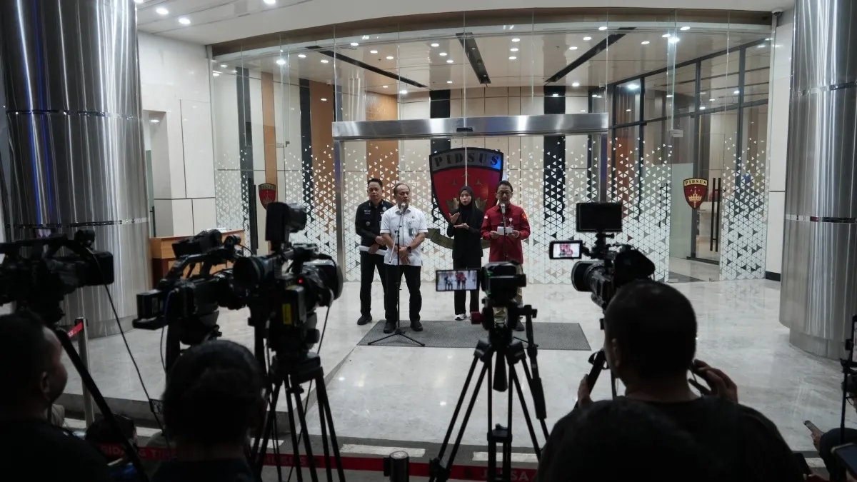 Kapuspenkum dan Direktur Penyidikan JAM PIDSUS saat memberiksan keterangan pers penetapan tersangka baru perkara PT Sritex