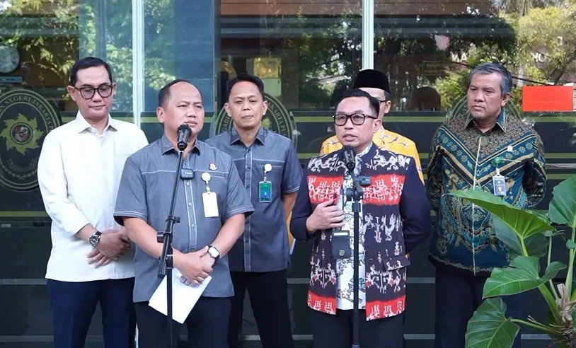 Kapuspenkum Kejagung, Anang Supriatna,S.H., M.H., saat memberikan keterangan pers di PN Jakarta Pusat