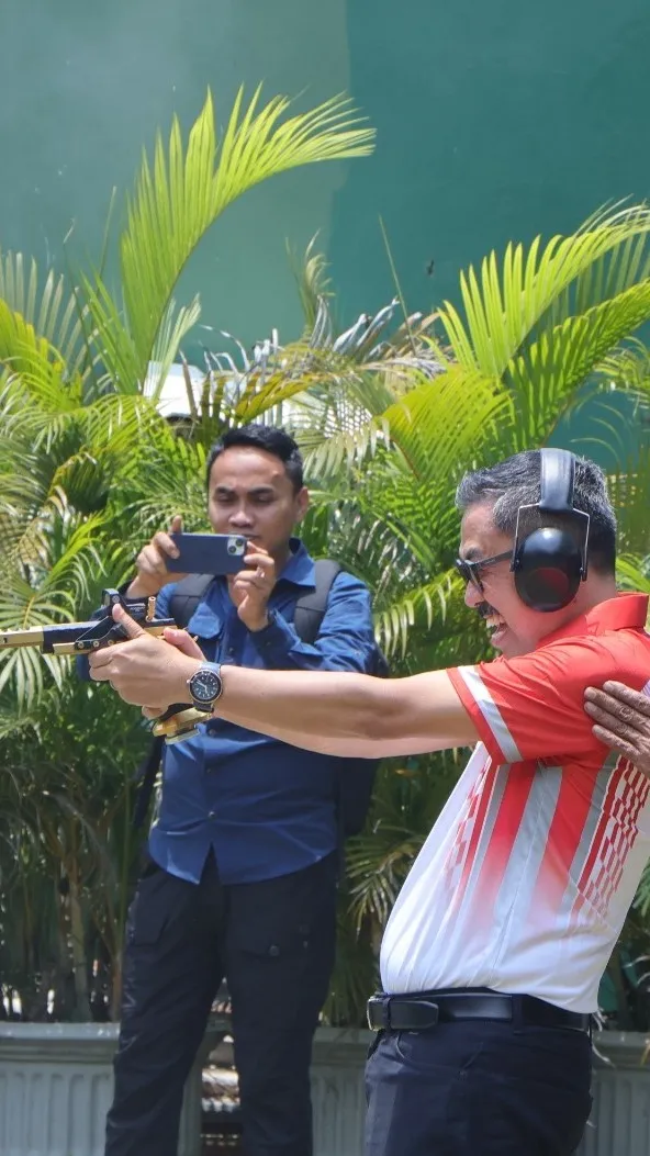JAM-Pidum Kejagung, Prof Dr Asep N Mulyana saat mengikuti kegiatan Kejuaraan Menembak Jaksa Agung Cup 2025