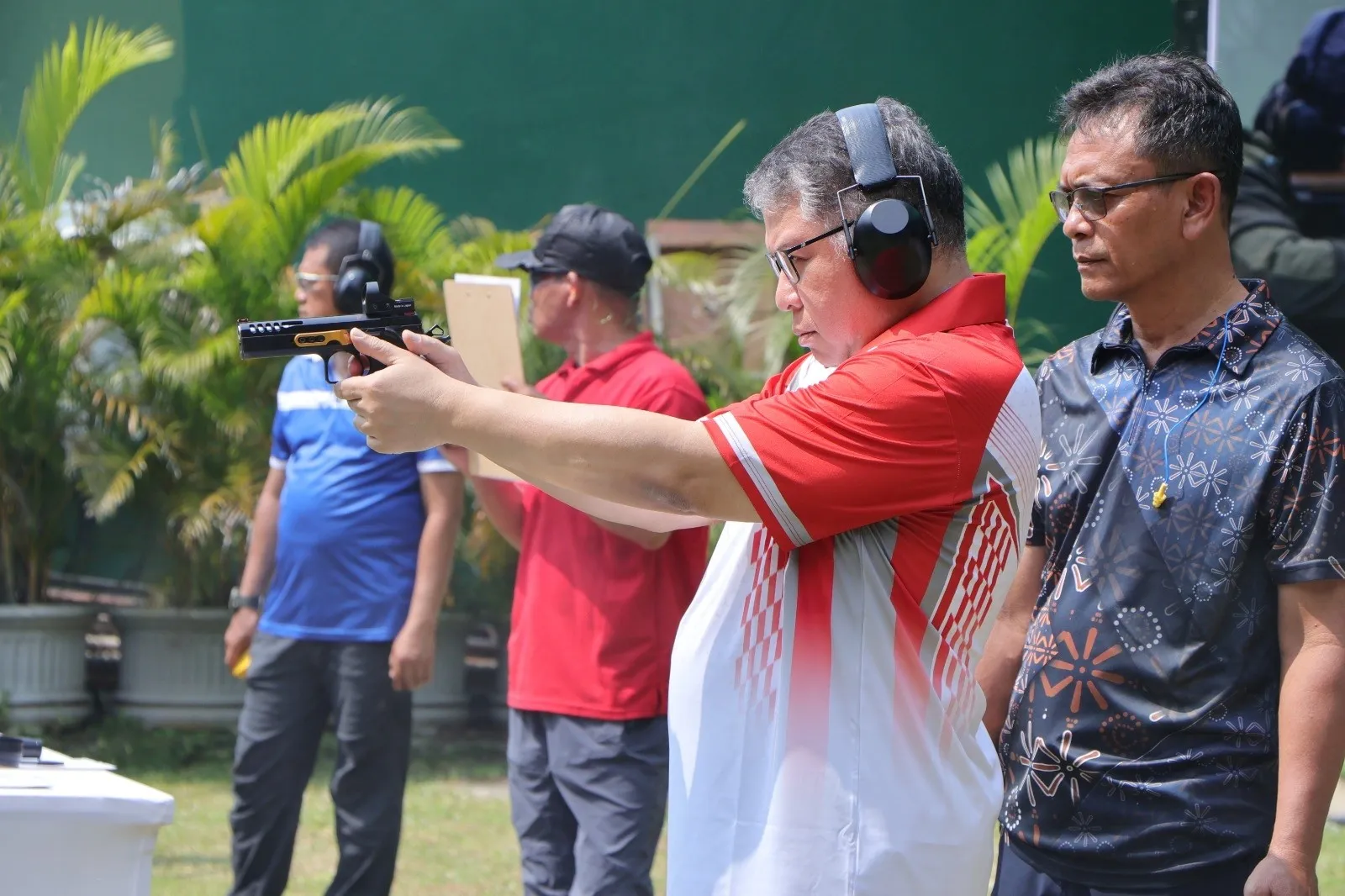 JAM-Datun R. Narendra Jatna  saat mengikuti kegiatan Kejuaraan Menembak Jaksa Agung Cup 2025