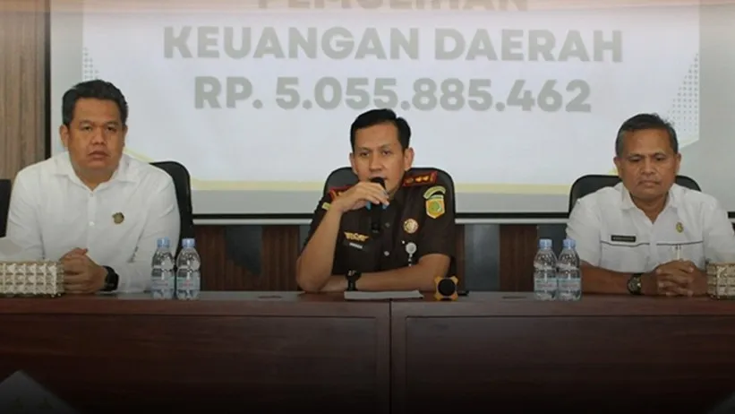 Kajari Tabalong menyerahkan secara simbolis pemulihan keuangan negara senilai Rp5,05 miliar