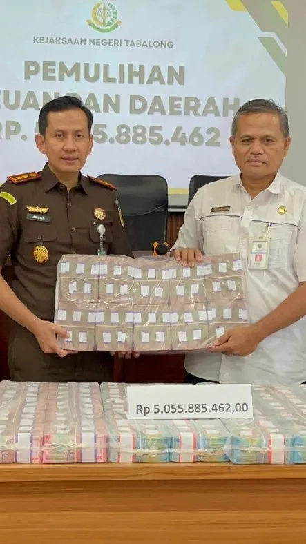 Kajari Tabalong menyerahkan secara simbolis pemulihan keuangan negara senilai Rp5,05 miliar