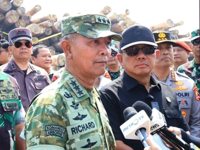 JAM-Pidsus Kejagung, Febrie Adriansyah bersama Kasum TNI Letjen TNI Richard Taruli H Tampubolon