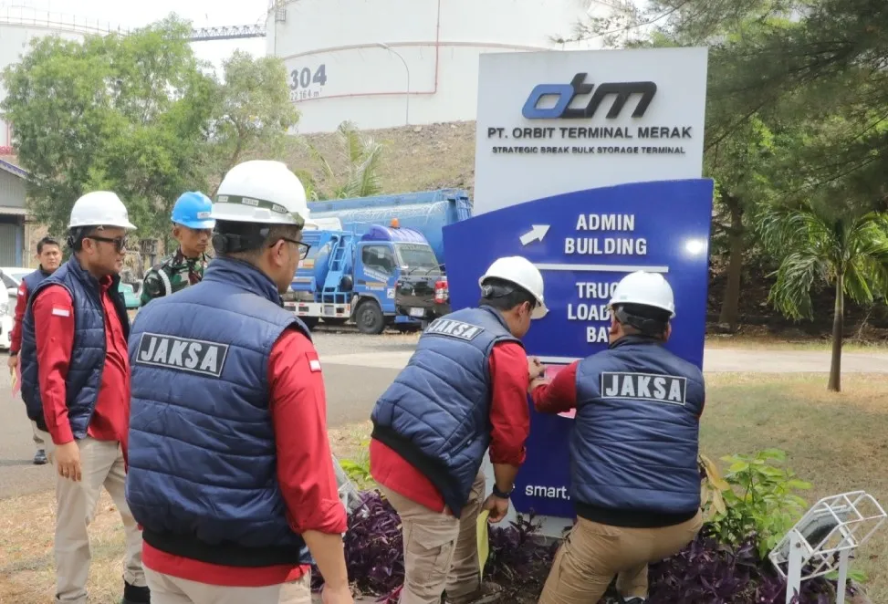 Penyidik JAM PIDSUS saat menyita aset milik PT OTM