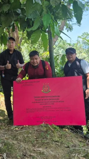 Tim UHBLEE pada JAM PIDSUS Kejagung melakukan sita eksekusi bidang tanah milik terpidana perkara cukai Ahmad Safriansyah