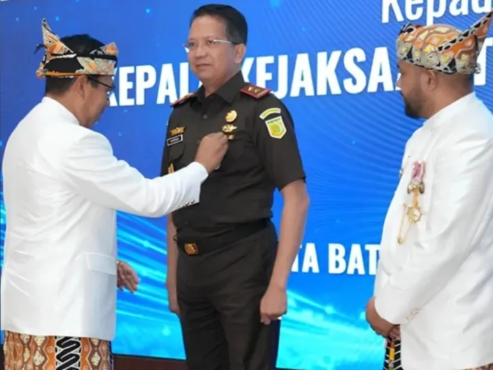 Kajati Jatim Terima Penghargaan Tertinggi Lencana Emas Hakaryo Guno Mamayu Bawono dari Pemkot Batu