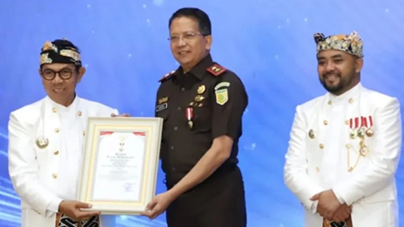 Kajati Jatim Dr Kuntadi, S.H., M.H terima penghargaan tertinggi  Hakaryo Guno Mamayu Bawono