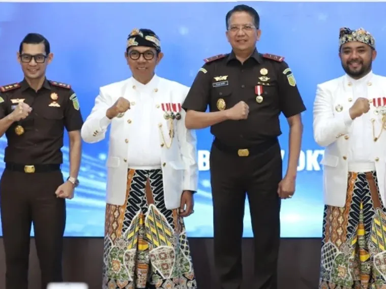 Kajati Jatim Terima Penghargaan Tertinggi Lencana Emas Hakaryo Guno Mamayu Bawono dari Pemkot Batu