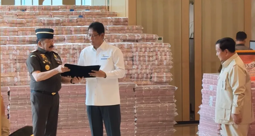 Disaksikan Presiden, Jaksa Agung Serahkan Uang Pengganti Kerugian Negara dalam Perkara Korupsi CPO Rp13,25 Triliun ke Menkeu