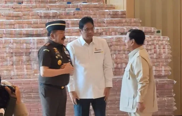 Disaksikan Presiden, Jaksa Agung Serahkan Uang Pengganti Kerugian Negara dalam Perkara Korupsi CPO Rp13,25 Triliun ke Menkeu