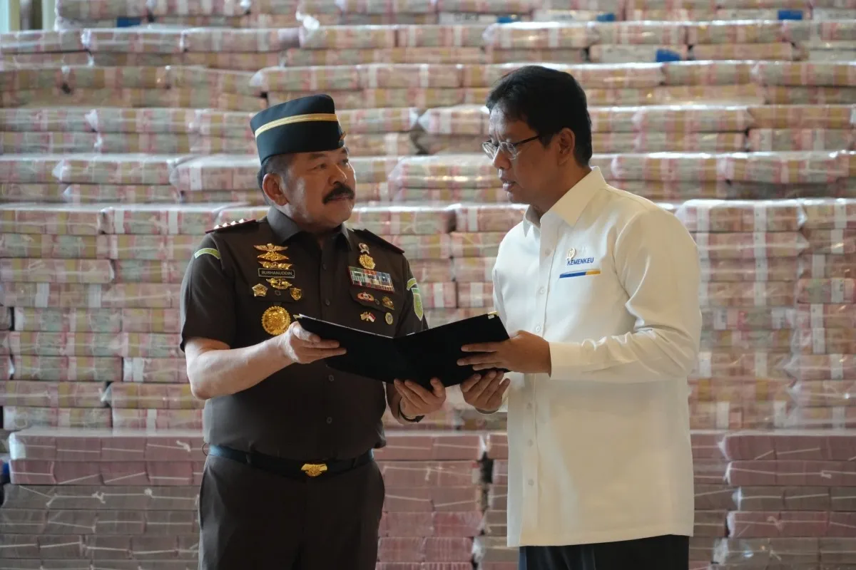 Jaksa Agung ST Burhanuddin menyerahkan secara simbolis uang hasil sitaan perkara korupsi CPO kepada Menkeu Purbaya Yudhi Sadewa