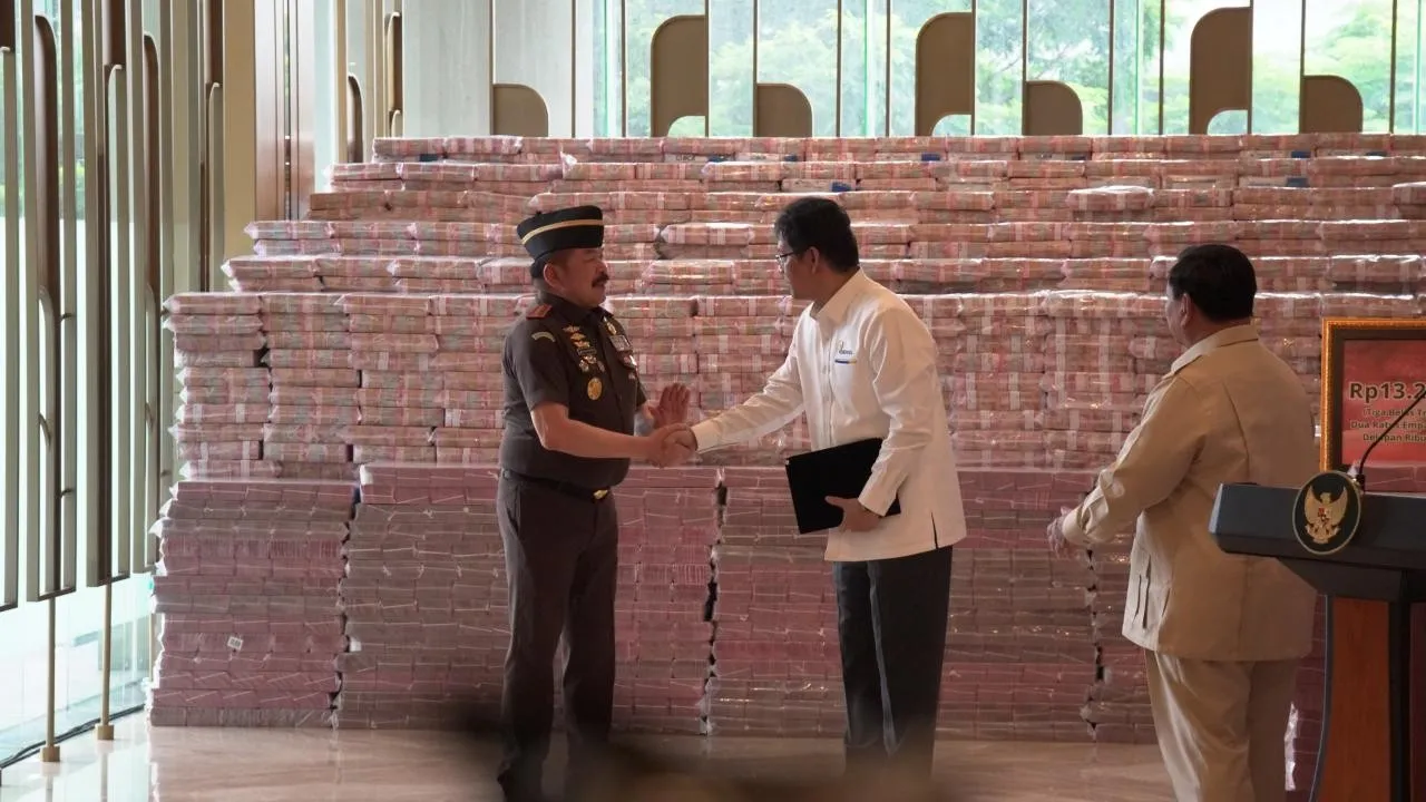 Disaksikan Presiden, Jaksa Agung Serahkan Uang Pengganti Kerugian Negara dalam Perkara Korupsi CPO Rp13,25 Triliun ke Menkeu