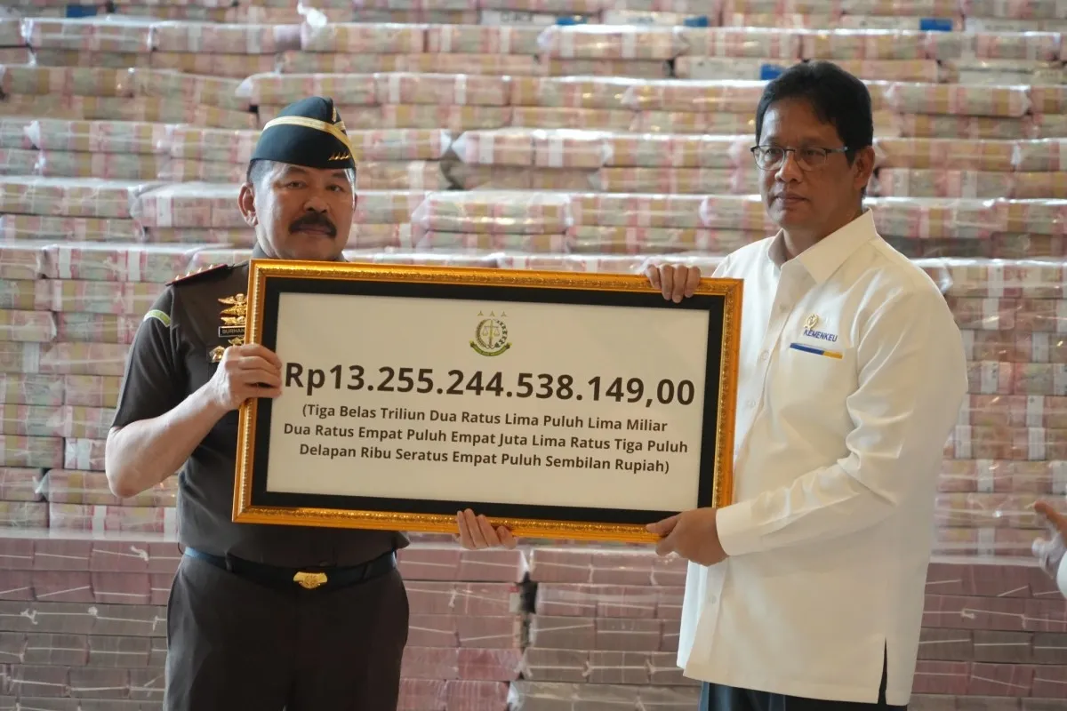 Disaksikan Presiden, Jaksa Agung Serahkan Uang Pengganti Kerugian Negara dalam Perkara Korupsi CPO Rp13,25 Triliun ke Menkeu