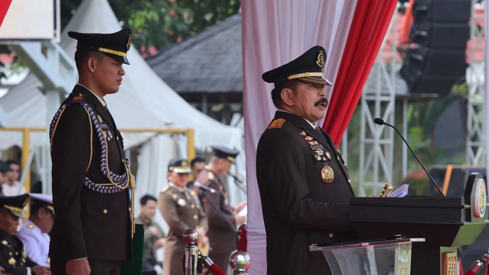 “Jaksa harus menghindari gaya hidup konsumtif/hedonisme, dan menampilkan pola hidup sederhana serta bersahaja sebagai role model bagi masyarakat,”