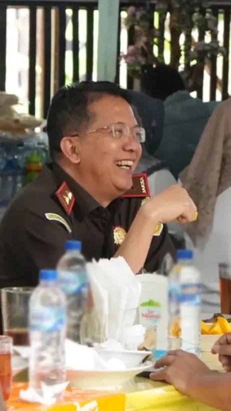 Kajati Jatim Bernostalgia Makan Siang di Warung Langganan Saat Menjabat Asdatun, Meriung Akrab Bareng Pegawai