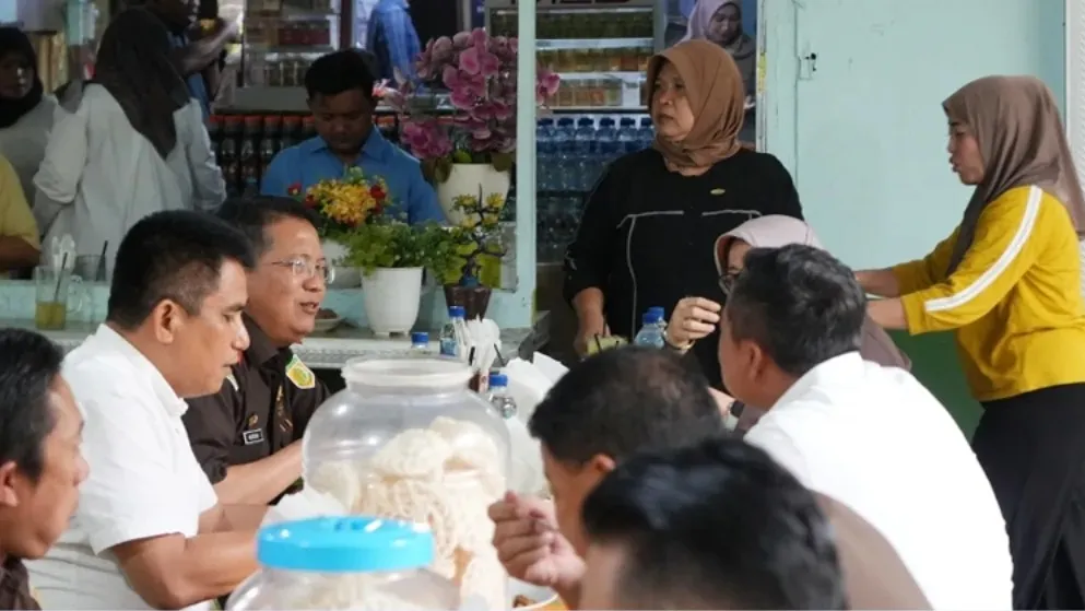 Kajati Jatim Bernostalgia Makan Siang di Warung Langganan Saat Masih Menjabat Asdatun