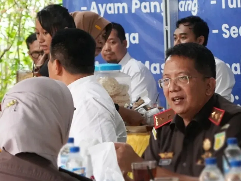 Kajati Jatim Bernostalgia Makan Siang di Warung Langganan Saat Masih Menjabat Asdatun