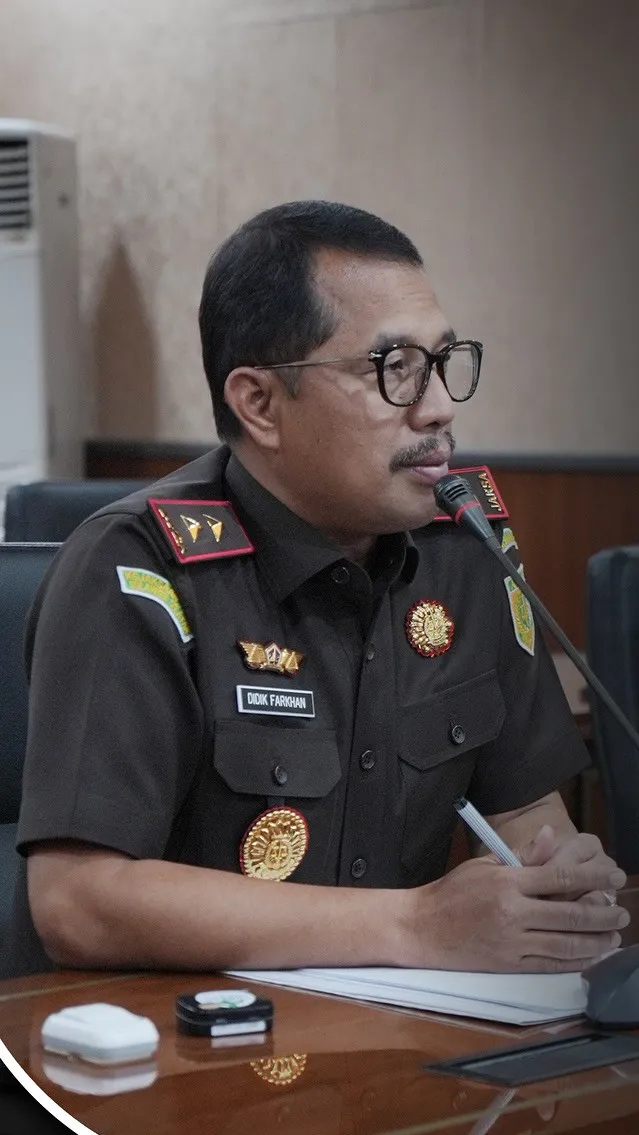 Kajati Sulsel Dr Didik Farkhan Alisyahdi, S.H., M.H memimpinRapat Paripurna di Kantor Kejati Sulsel, Senin, 27 Oktober 2025