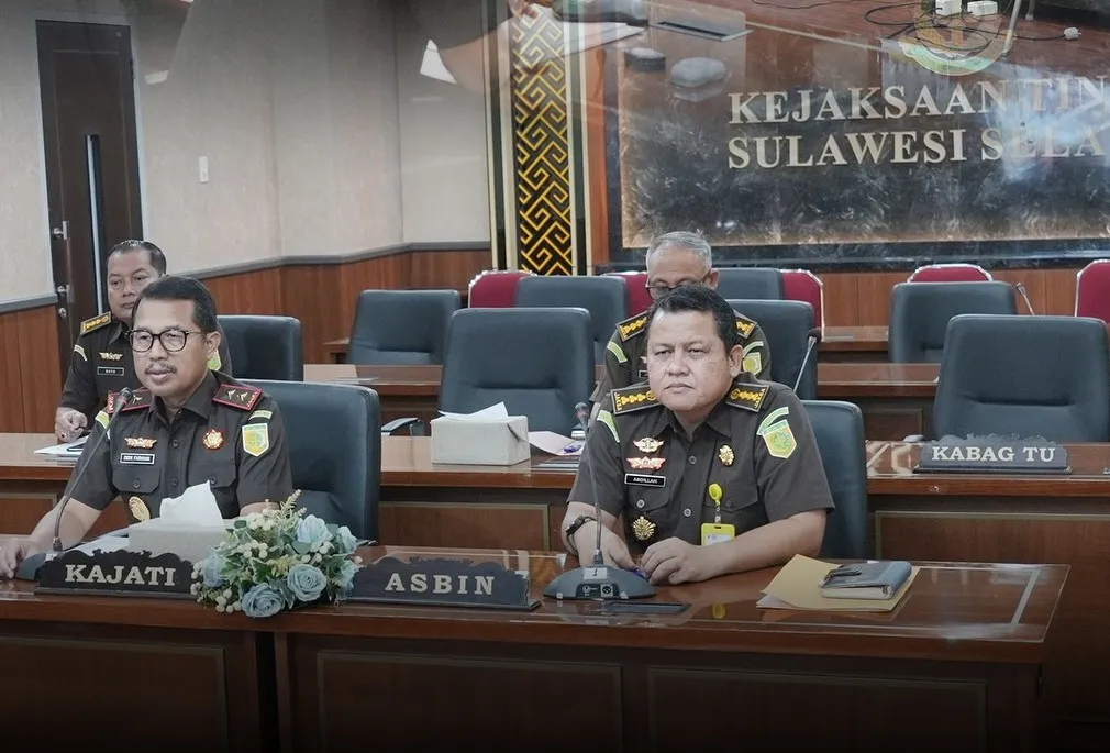Kajati Sulsel Dr Didik Farkhan Alisyahdi, S.H., M.H memimpinRapat Paripurna di Kantor Kejati Sulsel, Senin, 27 Oktober 2025