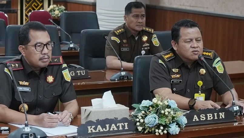 Kajati Sulsel Dr Didik Farkhan Alisyahdi, S.H., M.H memimpinRapat Paripurna di Kantor Kejati Sulsel, Senin, 27 Oktober 2025