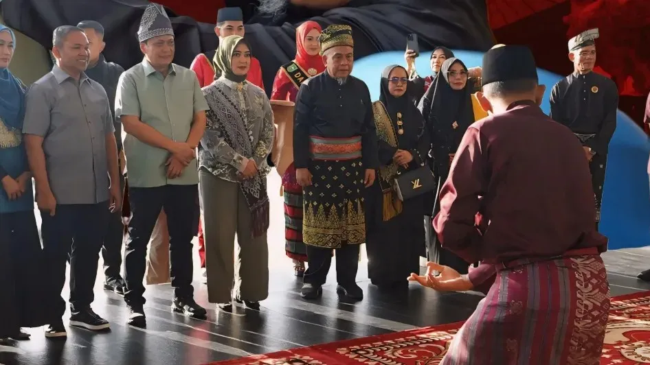 Kajati Riau, Sutikno, S.H., M.H mendapat penyambutan dari Forkompida saat tiba di Bandara Sultan Syarif Kasim II, Sabtu, 25 Oktober 2025