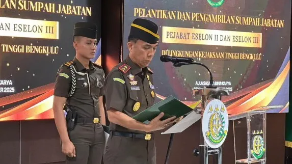 Lantik 11 Pejabat Eselon II dan III, Kajati Bengkulu Ingatkan Jaga Marwah Kejaksaan dan Tingkatkan Integritas