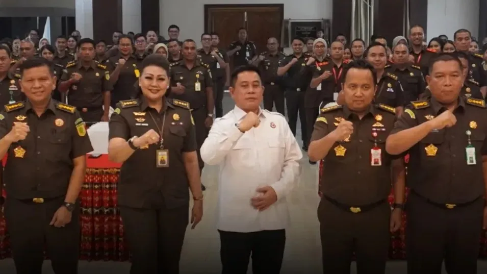 Kajati NTT Roch Adi Wibowo, S.H., M.H dan para pimpinan di Kejati NTT
