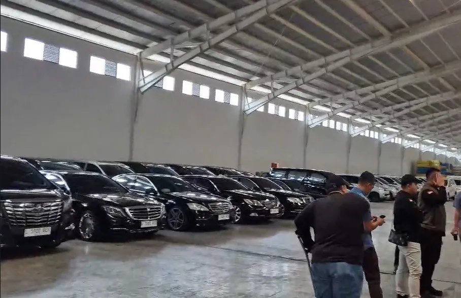 Deretan mobil milik PT Sritex yang disita JAM PIDSUS Kejagung