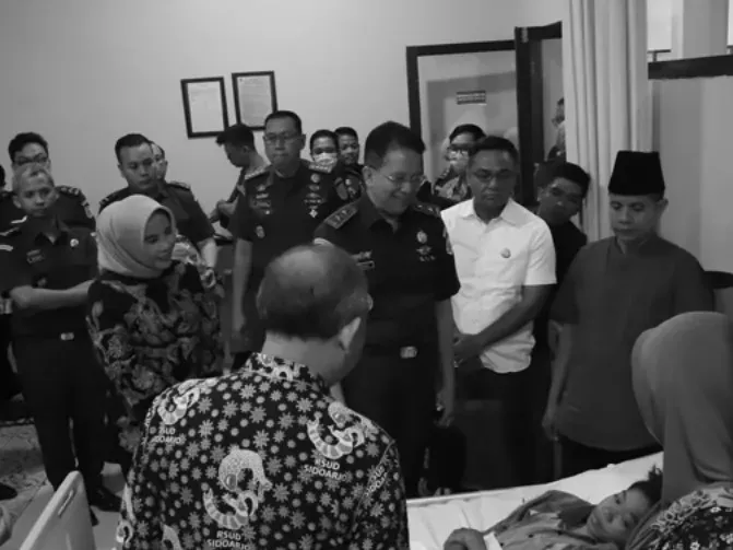 Kajati Jatim Jenguk dan Donasi Tali Kasih kepada Korban Reruntuhan Ponpes Al-Khoziny di RS Notopuro Sidoarjo